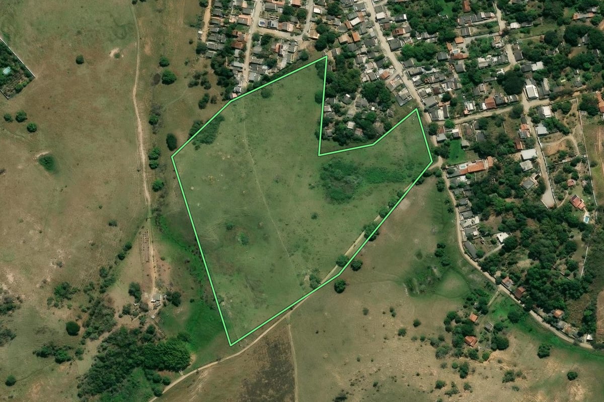 Imagem de satélite do imóvel rural em São Gonçalo (RJ), com o contorno declarado no CAR desenhado por cima.