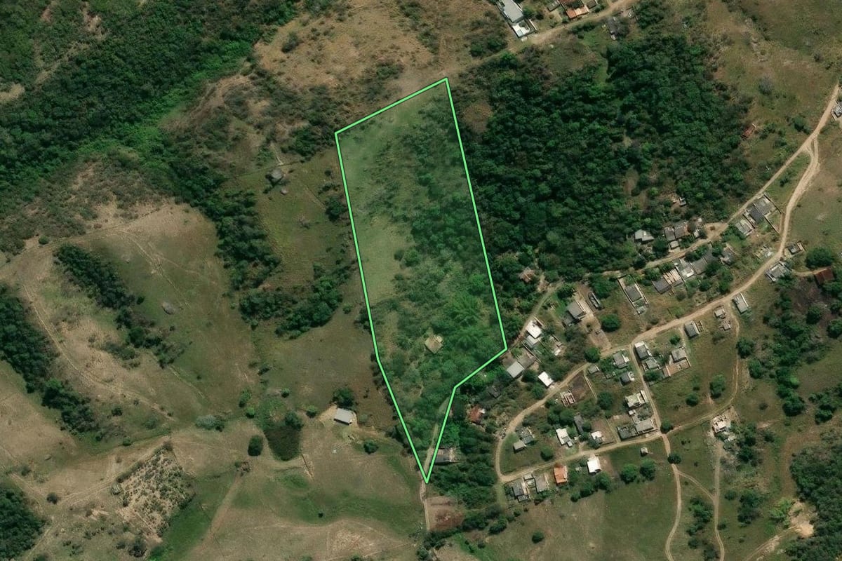 Imagem de satélite do imóvel rural em São Gonçalo (RJ), com o contorno declarado no CAR desenhado por cima.