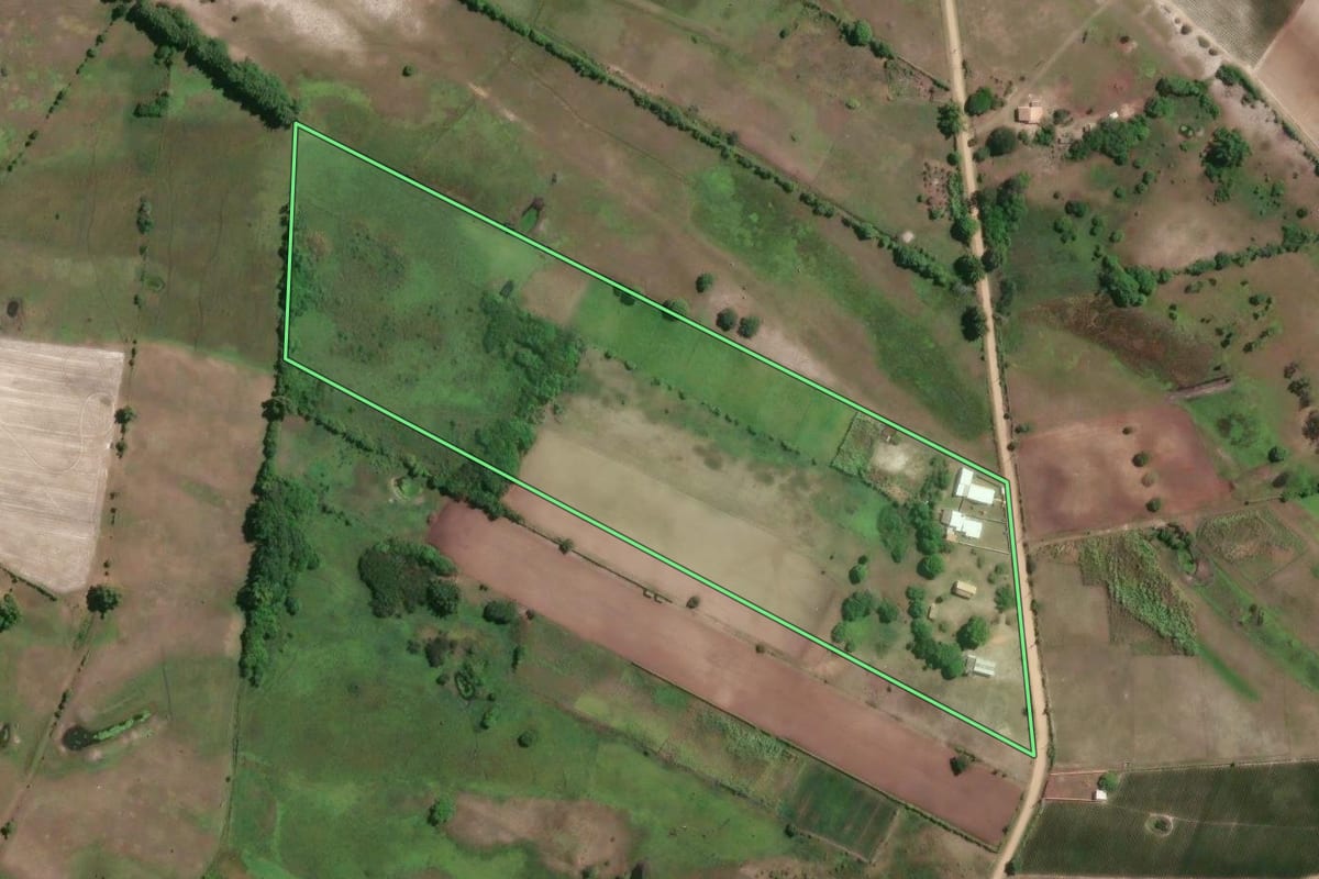 Imagem de satélite do imóvel rural em São João da Barra (RJ), com o contorno declarado no CAR desenhado por cima.