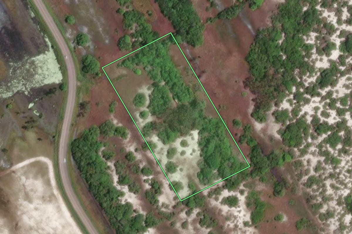Imagem de satélite do imóvel rural em São João da Barra (RJ), com o contorno declarado no CAR desenhado por cima.