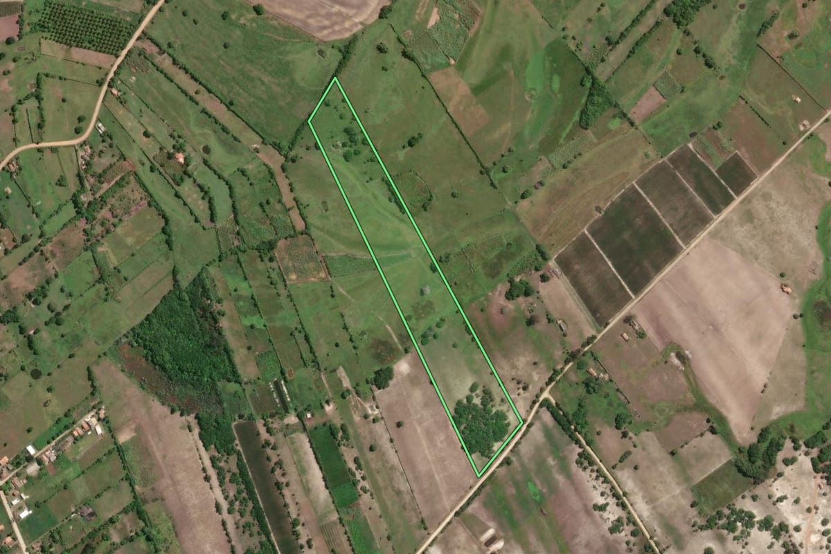 Imagem de satélite do imóvel rural em São João da Barra (RJ), com o contorno declarado no CAR desenhado por cima.