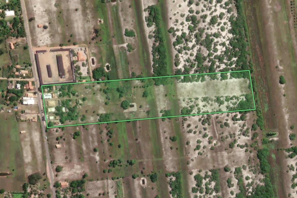 Imagem de satélite do imóvel rural em São João da Barra (RJ), com o contorno declarado no CAR desenhado por cima.