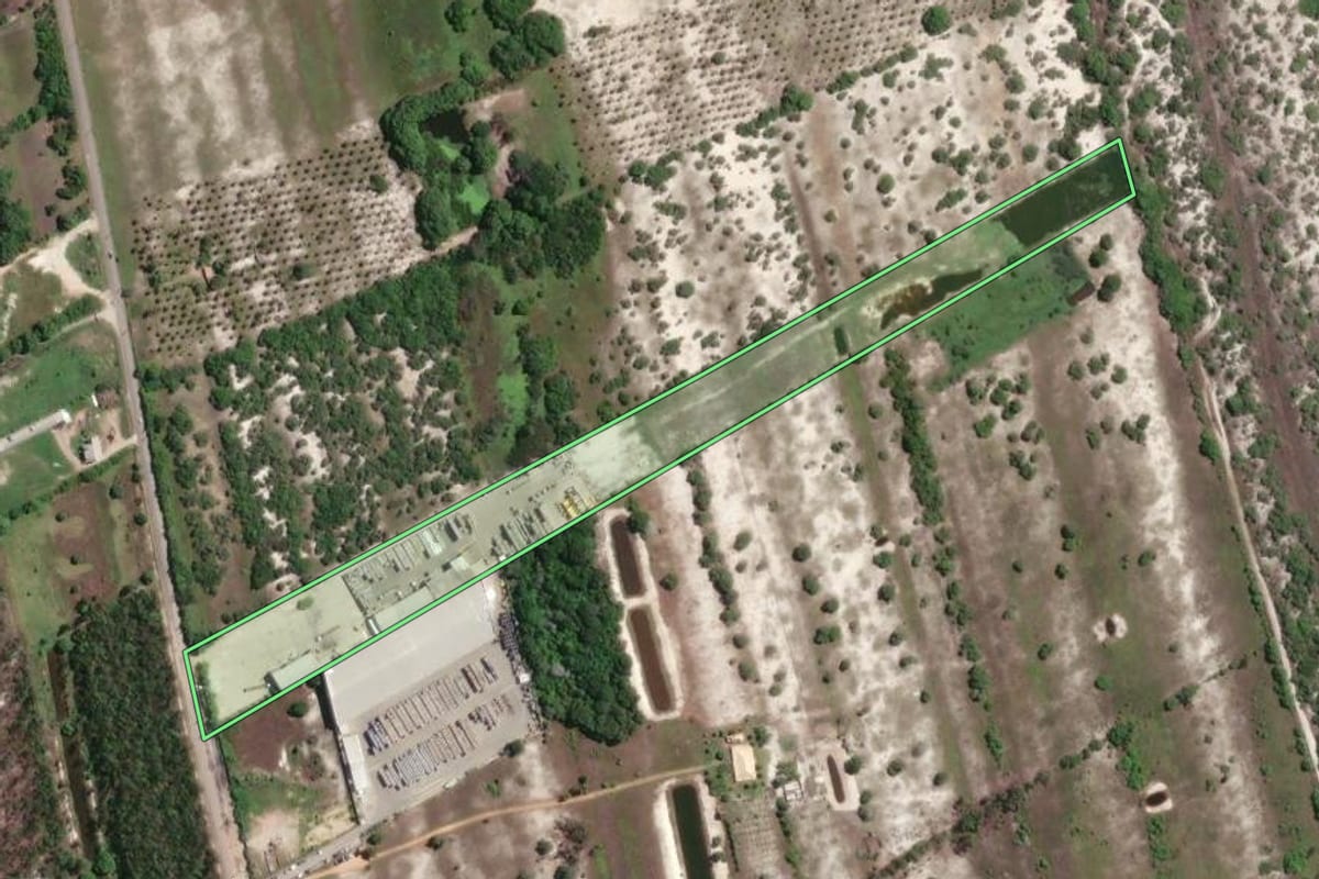 Imagem de satélite do imóvel rural em São João da Barra (RJ), com o contorno declarado no CAR desenhado por cima.
