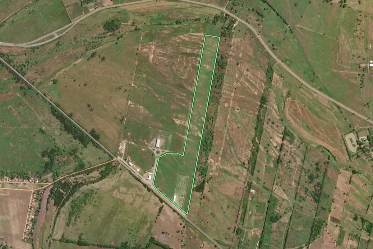 Imagem de satélite do imóvel rural em São João da Barra (RJ), com o contorno declarado no CAR desenhado por cima.