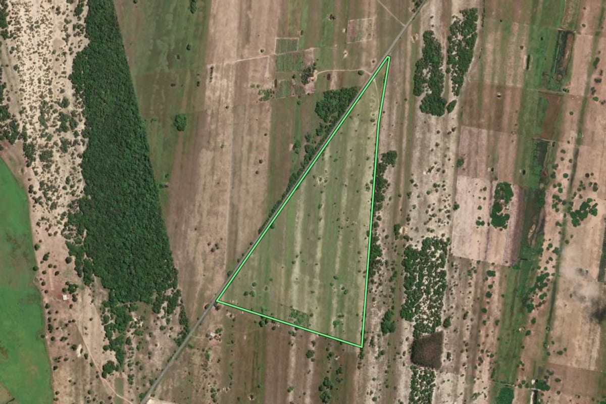 Imagem de satélite do imóvel rural em São João da Barra (RJ), com o contorno declarado no CAR desenhado por cima.