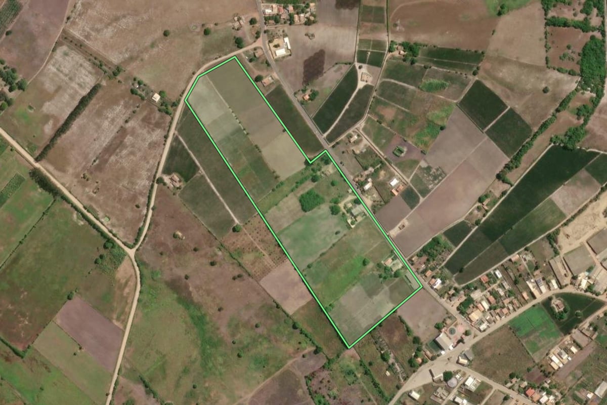 Imagem de satélite do imóvel rural em São João da Barra (RJ), com o contorno declarado no CAR desenhado por cima.