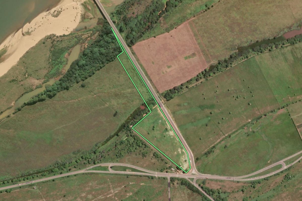 Imagem de satélite do imóvel rural em São João da Barra (RJ), com o contorno declarado no CAR desenhado por cima.