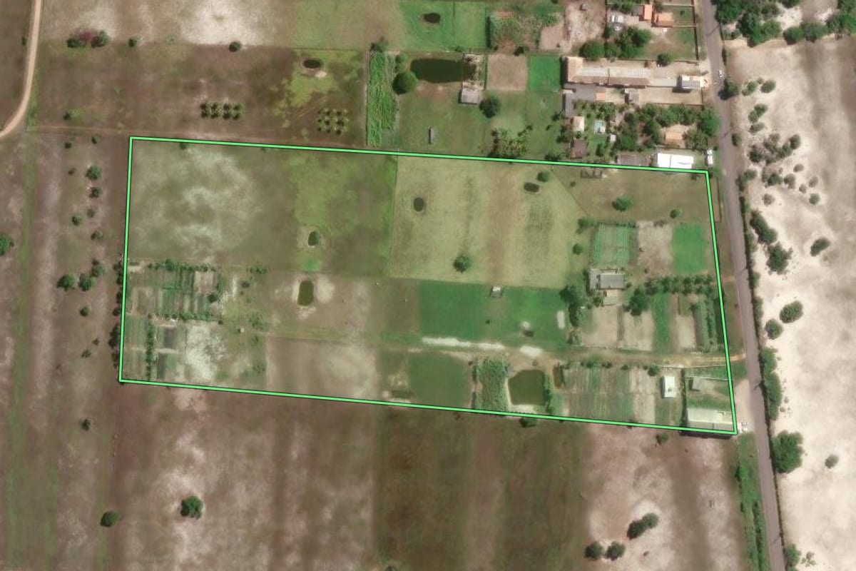 Imagem de satélite do imóvel rural em São João da Barra (RJ), com o contorno declarado no CAR desenhado por cima.
