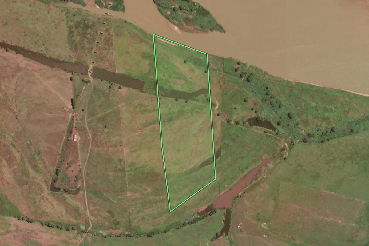 Imagem de satélite do imóvel rural em São João da Barra (RJ), com o contorno declarado no CAR desenhado por cima.