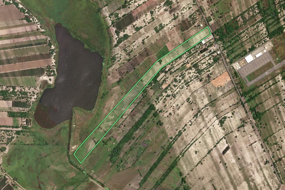 Imagem de satélite do imóvel rural em São João da Barra (RJ), com o contorno declarado no CAR desenhado por cima.