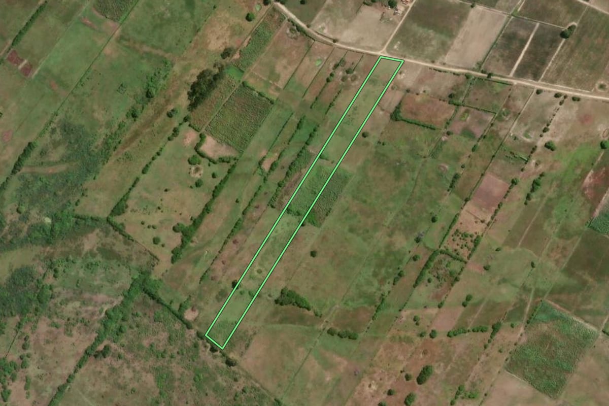 Imagem de satélite do imóvel rural em São João da Barra (RJ), com o contorno declarado no CAR desenhado por cima.