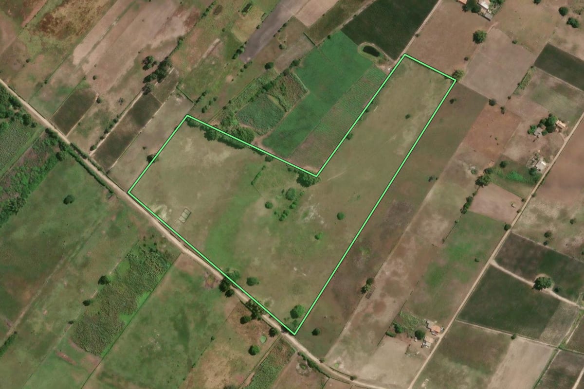 Imagem de satélite do imóvel rural em São João da Barra (RJ), com o contorno declarado no CAR desenhado por cima.
