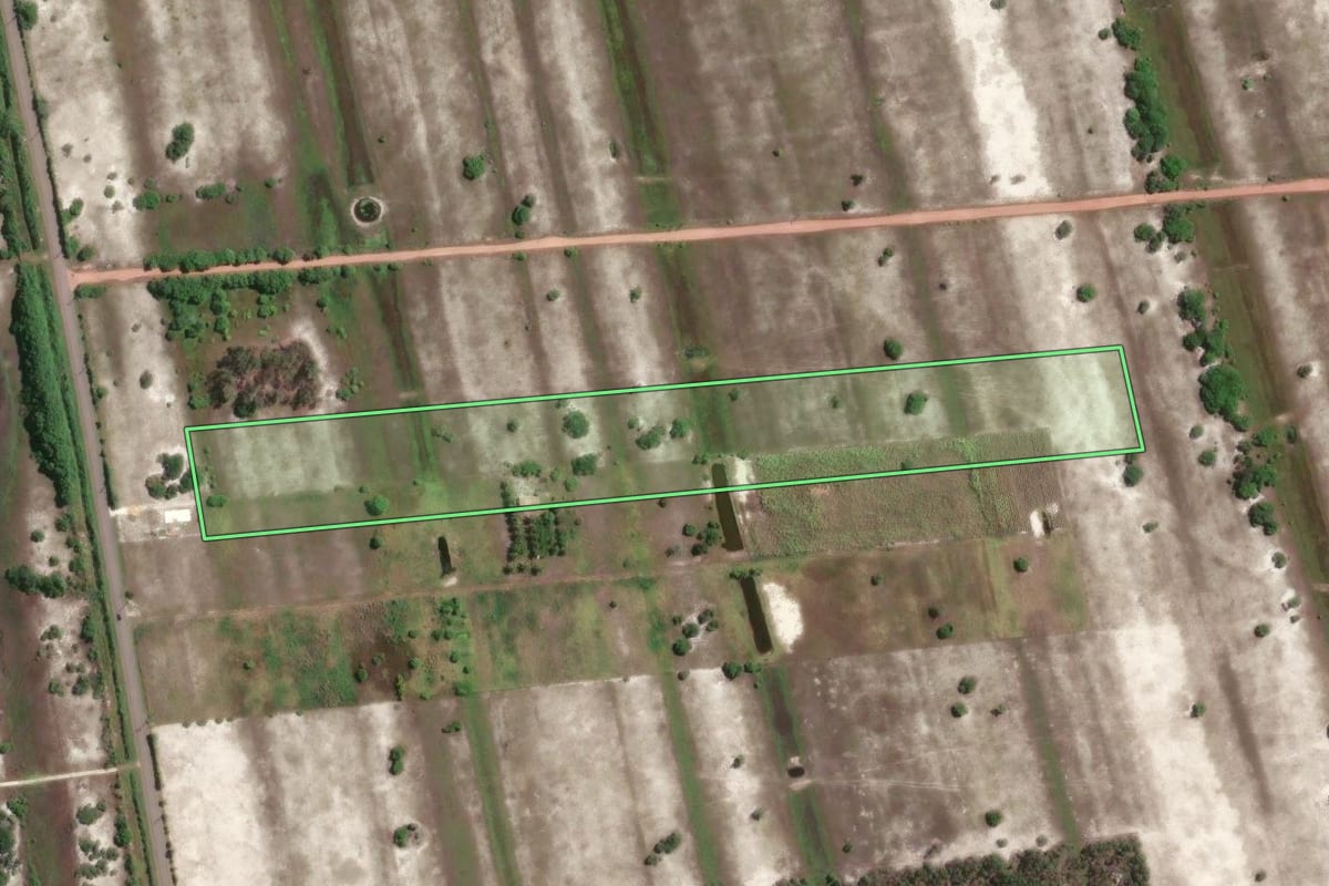Imagem de satélite do imóvel rural em São João da Barra (RJ), com o contorno declarado no CAR desenhado por cima.