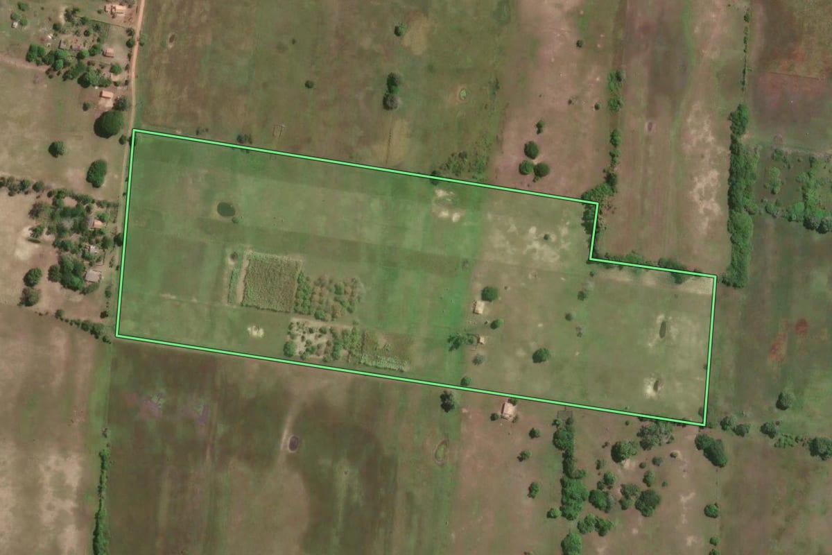 Imagem de satélite do imóvel rural em São João da Barra (RJ), com o contorno declarado no CAR desenhado por cima.
