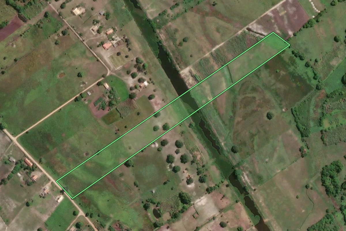 Imagem de satélite do imóvel rural em São João da Barra (RJ), com o contorno declarado no CAR desenhado por cima.