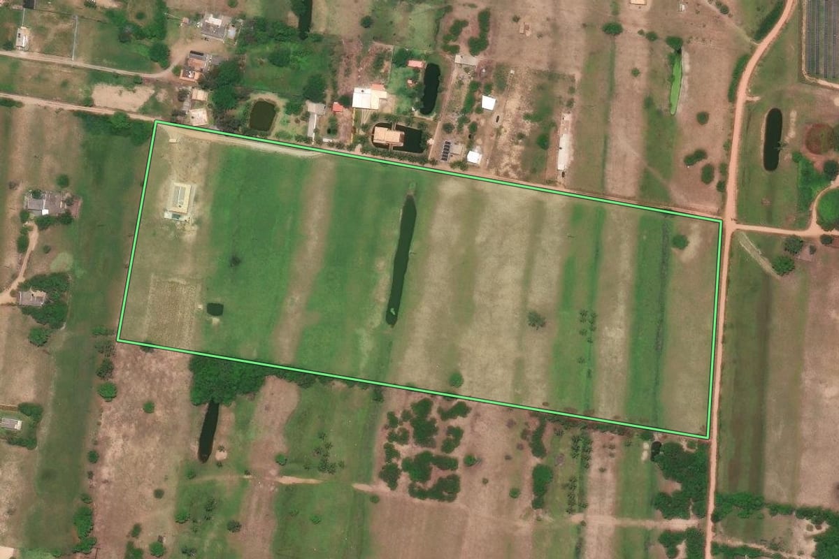 Imagem de satélite do imóvel rural em São João da Barra (RJ), com o contorno declarado no CAR desenhado por cima.