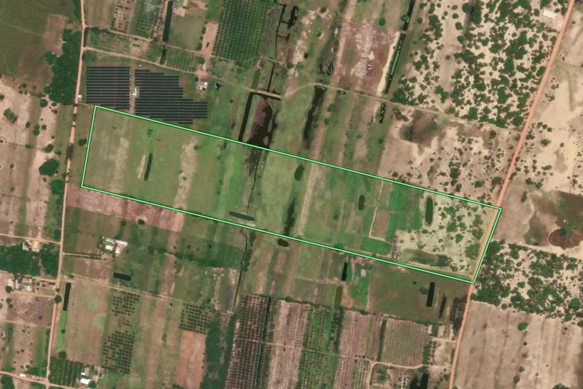 Imagem de satélite do imóvel rural em São João da Barra (RJ), com o contorno declarado no CAR desenhado por cima.