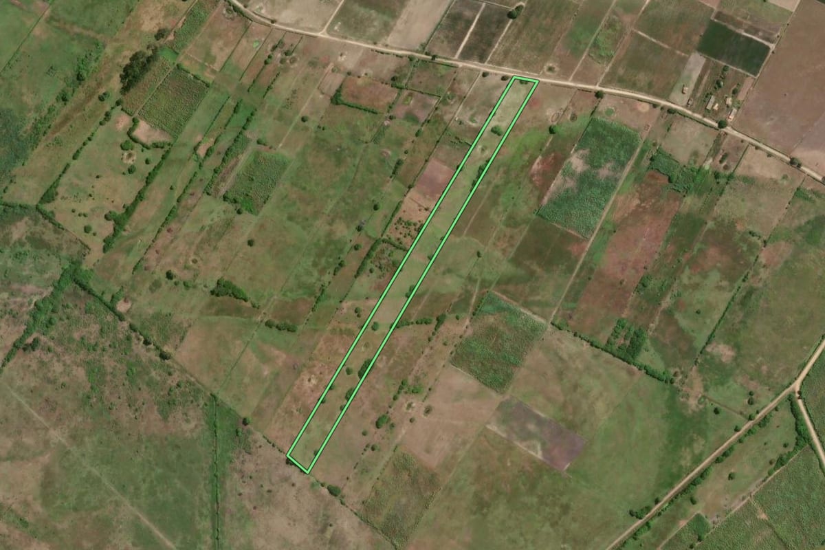 Imagem de satélite do imóvel rural em São João da Barra (RJ), com o contorno declarado no CAR desenhado por cima.