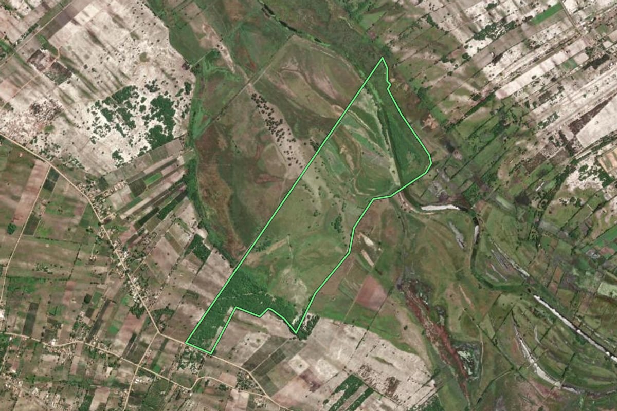 Imagem de satélite do imóvel rural em São João da Barra (RJ), com o contorno declarado no CAR desenhado por cima.