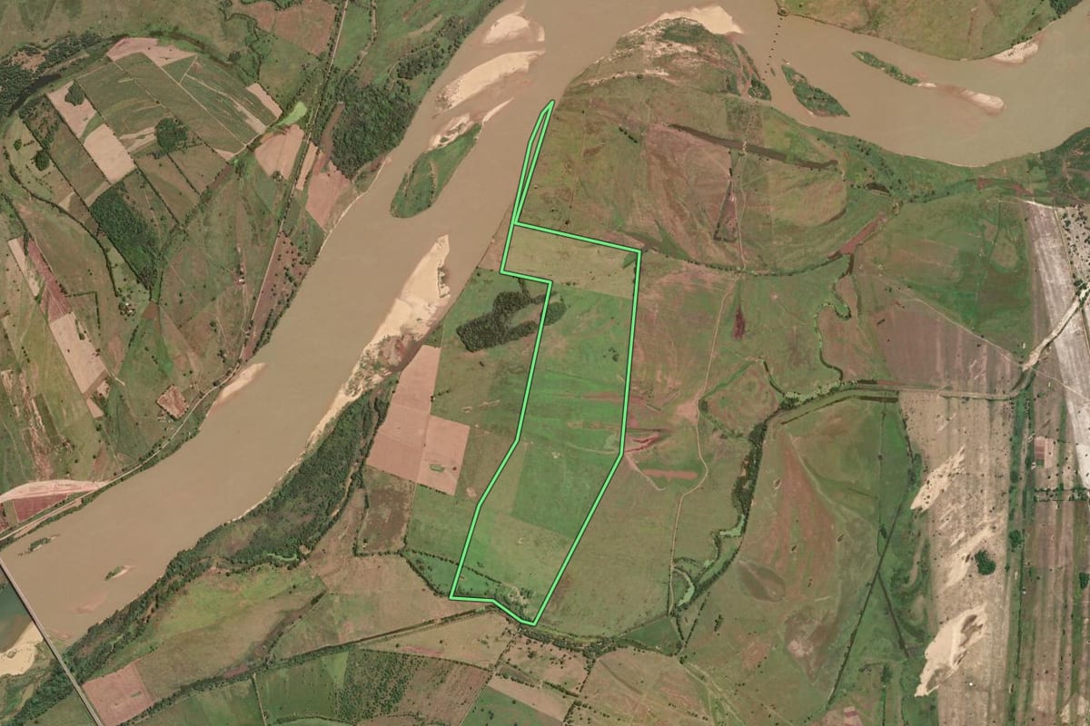 Imagem de satélite do imóvel rural em São João da Barra (RJ), com o contorno declarado no CAR desenhado por cima.