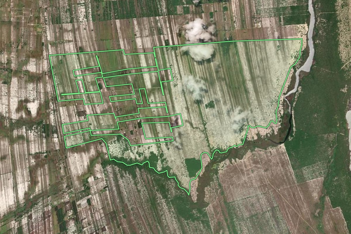 Imagem de satélite do imóvel rural em São João da Barra (RJ), com o contorno declarado no CAR desenhado por cima.