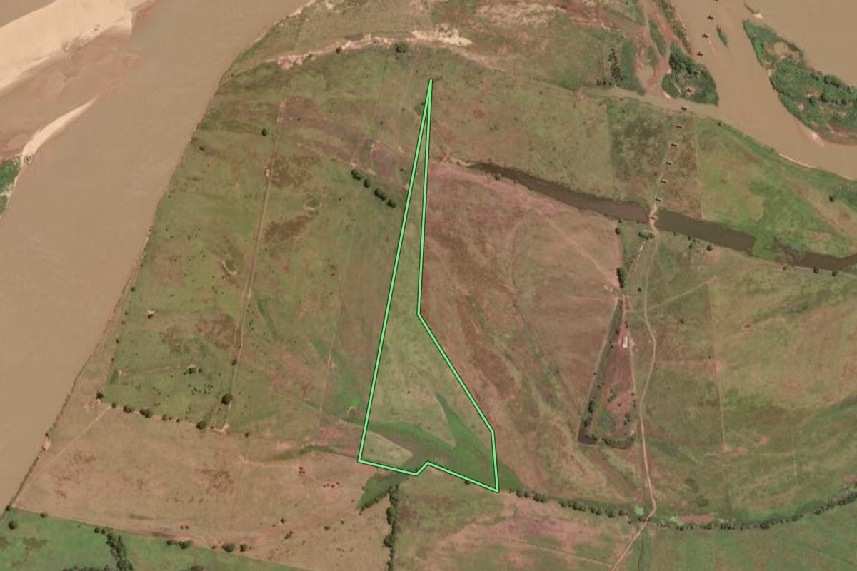 Imagem de satélite do imóvel rural em São João da Barra (RJ), com o contorno declarado no CAR desenhado por cima.
