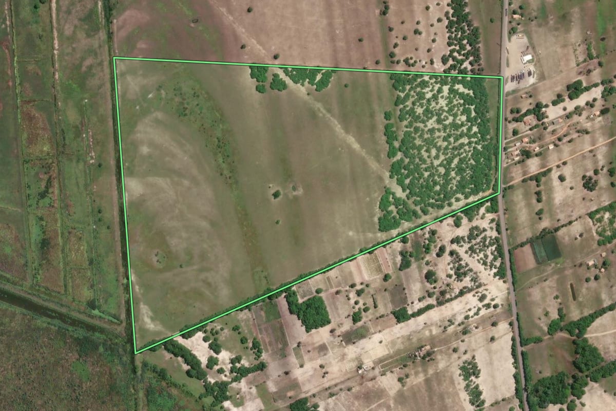 Imagem de satélite do imóvel rural em São João da Barra (RJ), com o contorno declarado no CAR desenhado por cima.