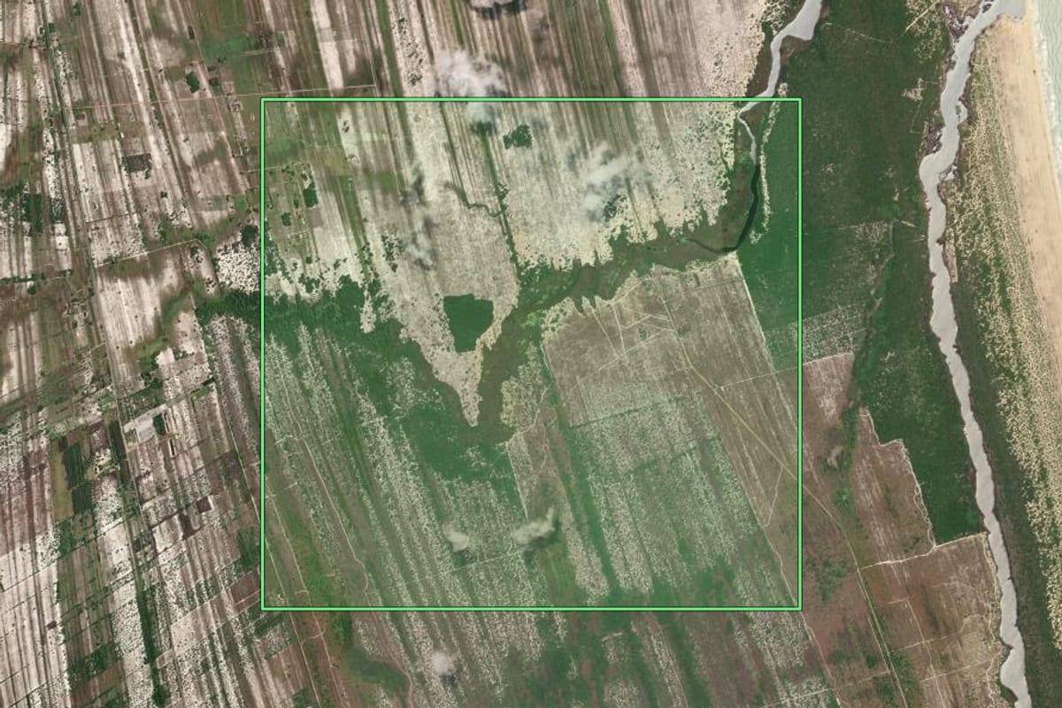 Imagem de satélite do imóvel rural em São João da Barra (RJ), com o contorno declarado no CAR desenhado por cima.