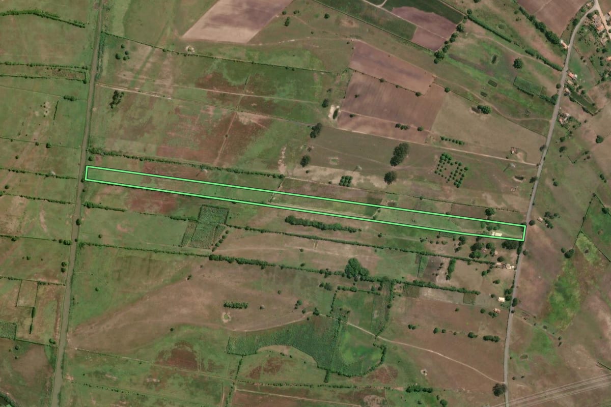 Imagem de satélite do imóvel rural em São João da Barra (RJ), com o contorno declarado no CAR desenhado por cima.