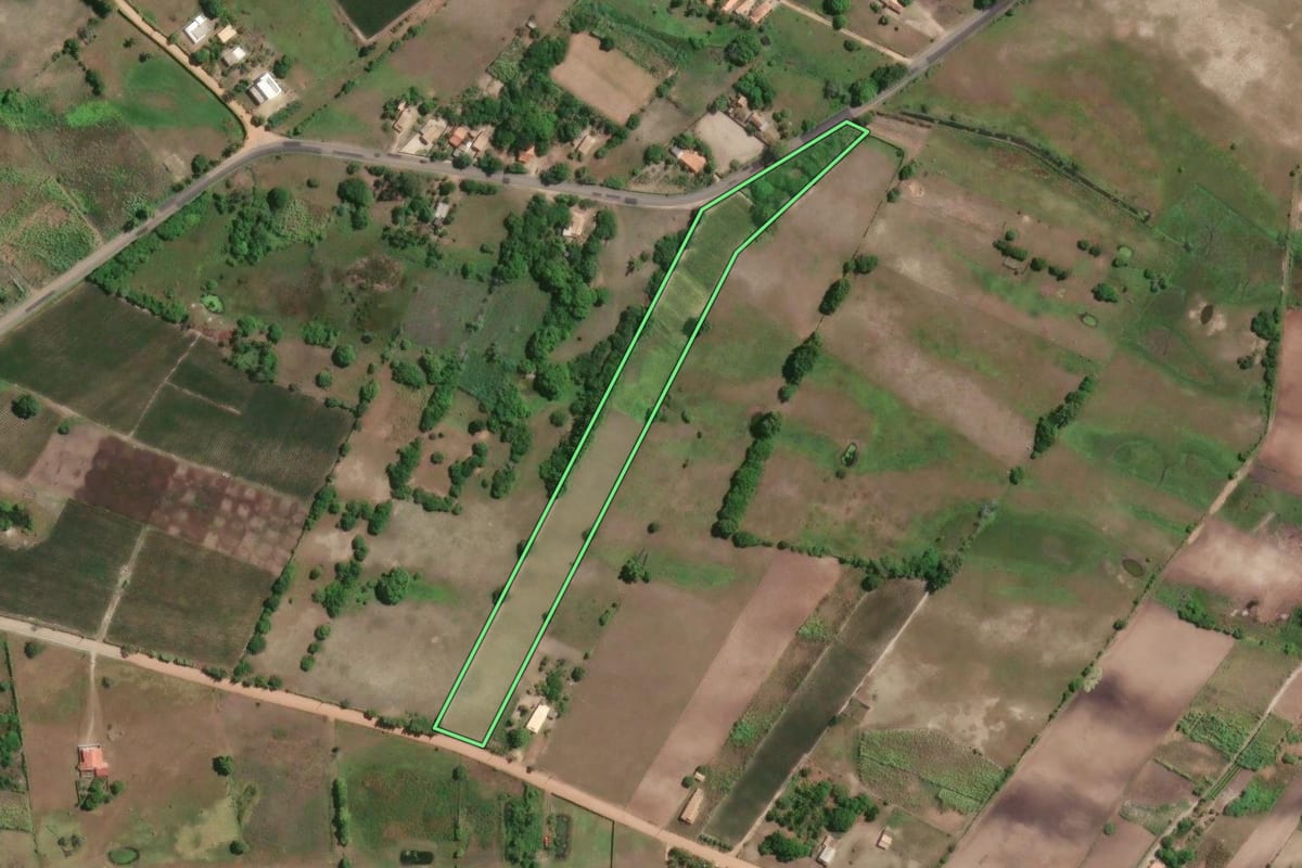 Imagem de satélite do imóvel rural em São João da Barra (RJ), com o contorno declarado no CAR desenhado por cima.