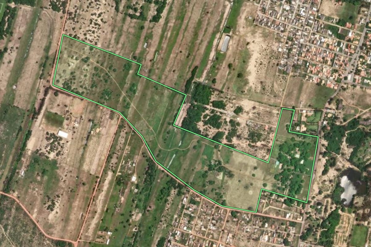 Imagem de satélite do imóvel rural em São João da Barra (RJ), com o contorno declarado no CAR desenhado por cima.