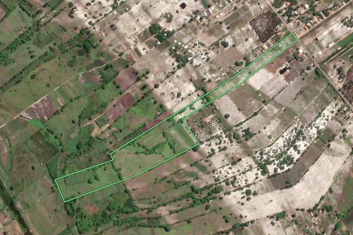 Imagem de satélite do imóvel rural em São João da Barra (RJ), com o contorno declarado no CAR desenhado por cima.