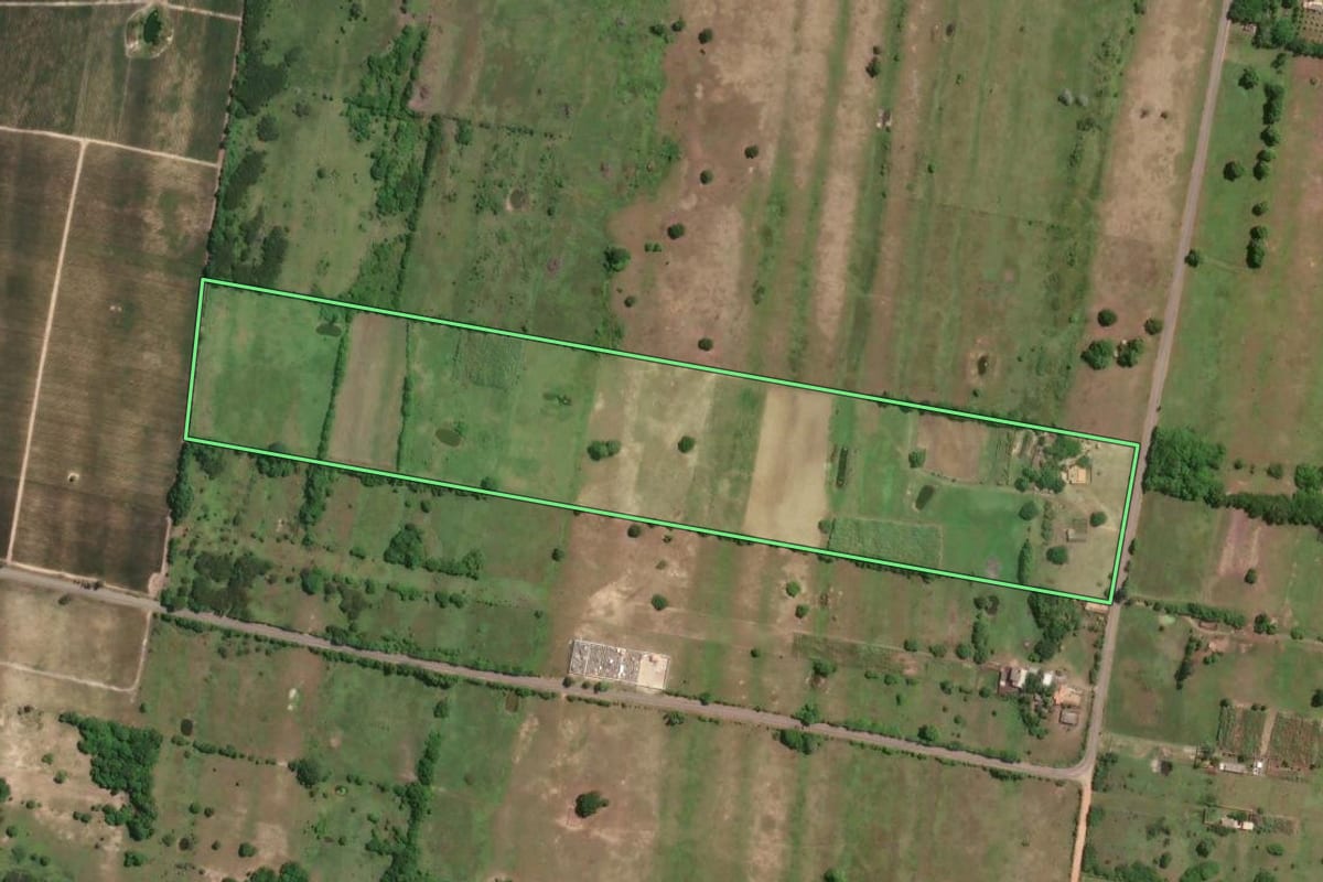 Imagem de satélite do imóvel rural em São João da Barra (RJ), com o contorno declarado no CAR desenhado por cima.