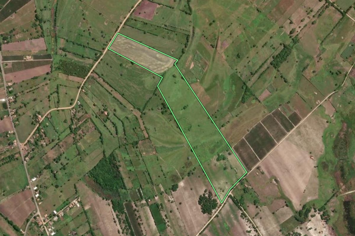 Imagem de satélite do imóvel rural em São João da Barra (RJ), com o contorno declarado no CAR desenhado por cima.