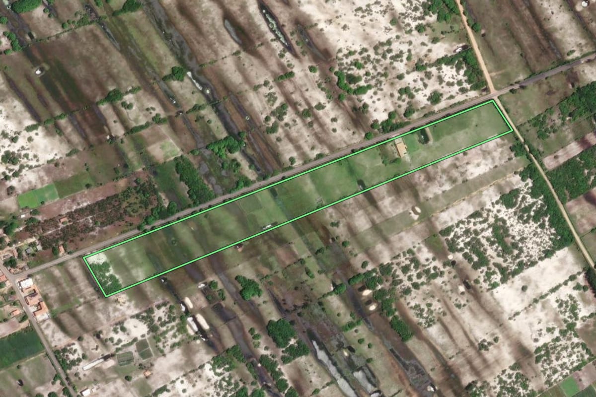 Imagem de satélite do imóvel rural em São João da Barra (RJ), com o contorno declarado no CAR desenhado por cima.