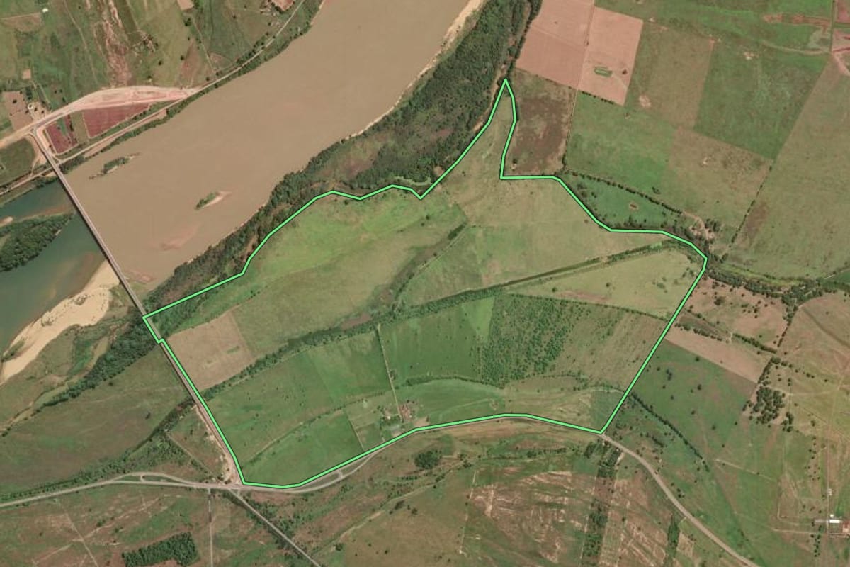 Imagem de satélite do imóvel rural em São João da Barra (RJ), com o contorno declarado no CAR desenhado por cima.