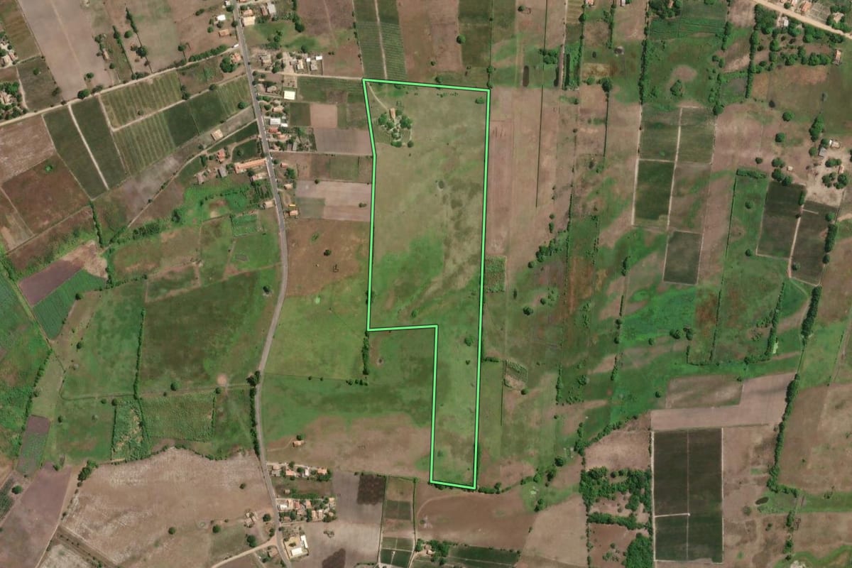 Imagem de satélite do imóvel rural em São João da Barra (RJ), com o contorno declarado no CAR desenhado por cima.