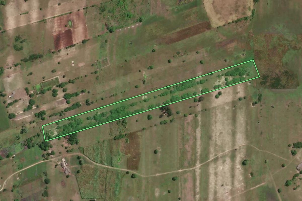 Imagem de satélite do imóvel rural em São João da Barra (RJ), com o contorno declarado no CAR desenhado por cima.