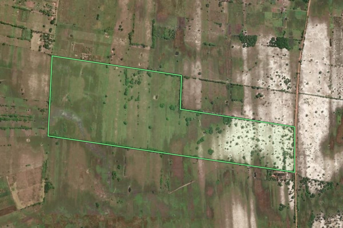 Imagem de satélite do imóvel rural em São João da Barra (RJ), com o contorno declarado no CAR desenhado por cima.