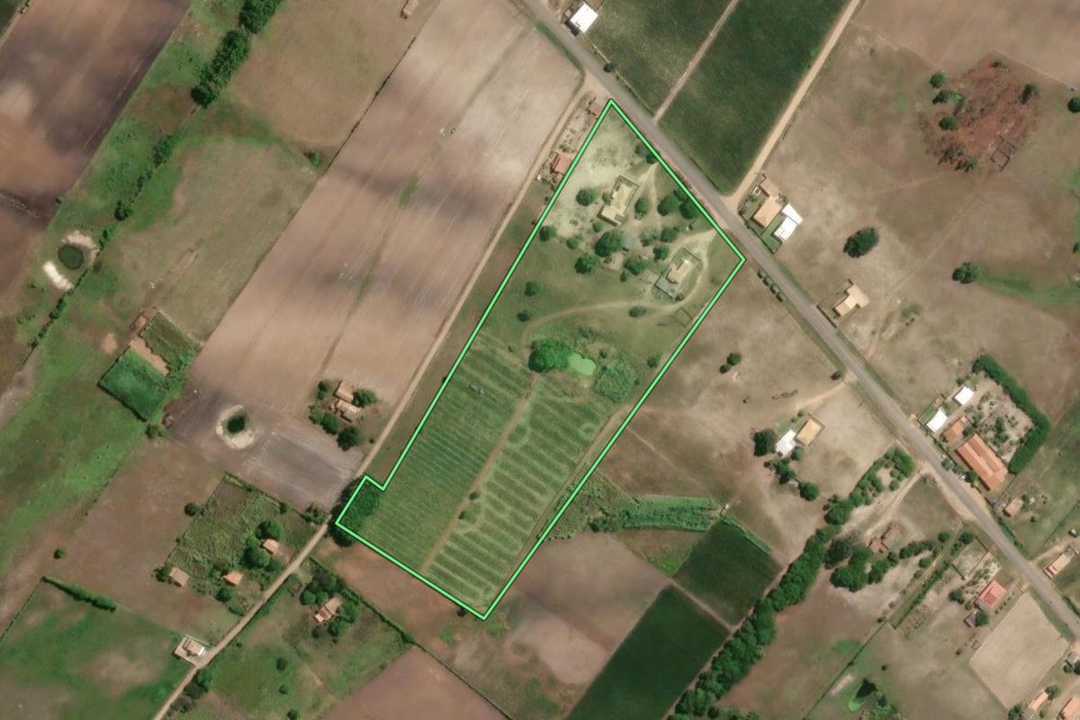 Imagem de satélite do imóvel rural em São João da Barra (RJ), com o contorno declarado no CAR desenhado por cima.