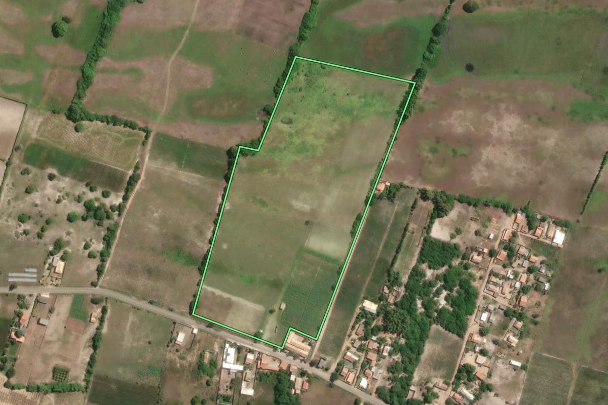 Imagem de satélite do imóvel rural em São João da Barra (RJ), com o contorno declarado no CAR desenhado por cima.