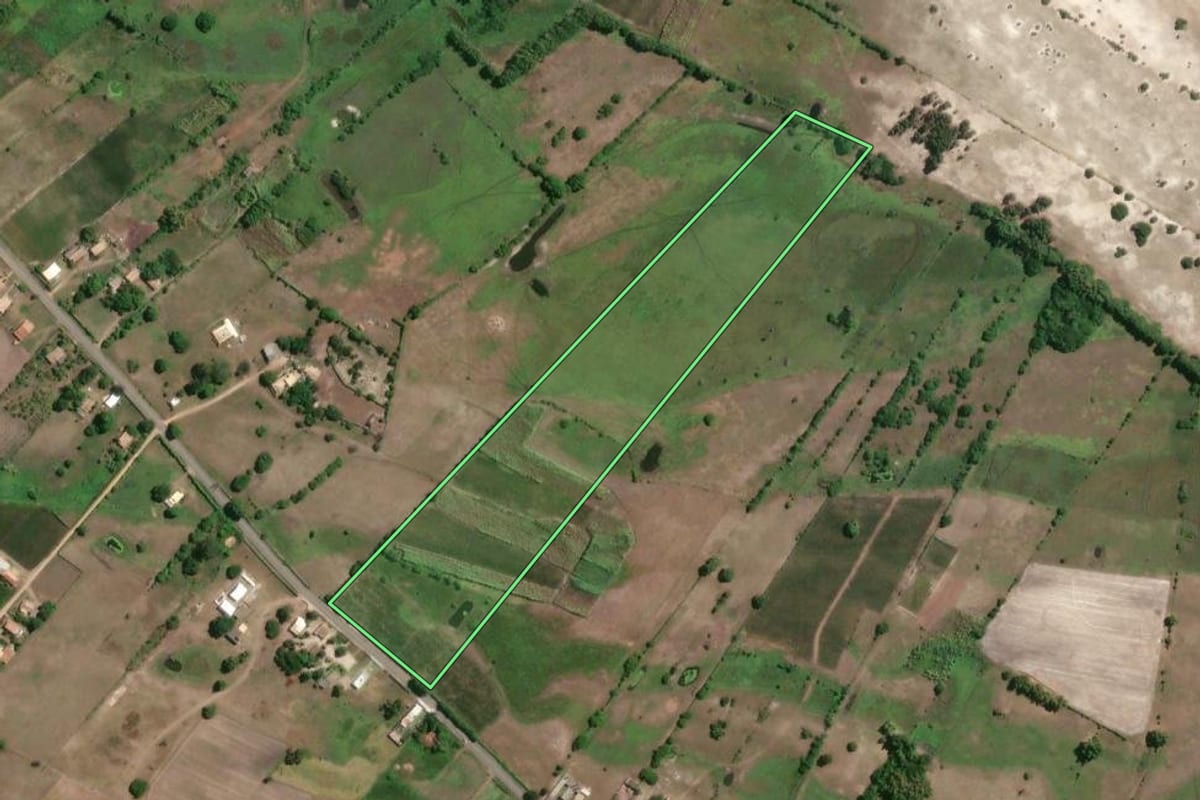 Imagem de satélite do imóvel rural em São João da Barra (RJ), com o contorno declarado no CAR desenhado por cima.