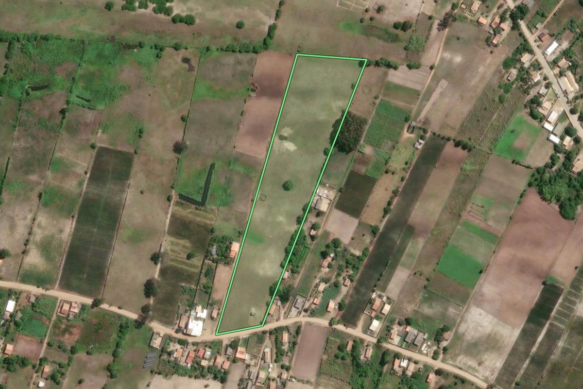 Imagem de satélite do imóvel rural em São João da Barra (RJ), com o contorno declarado no CAR desenhado por cima.