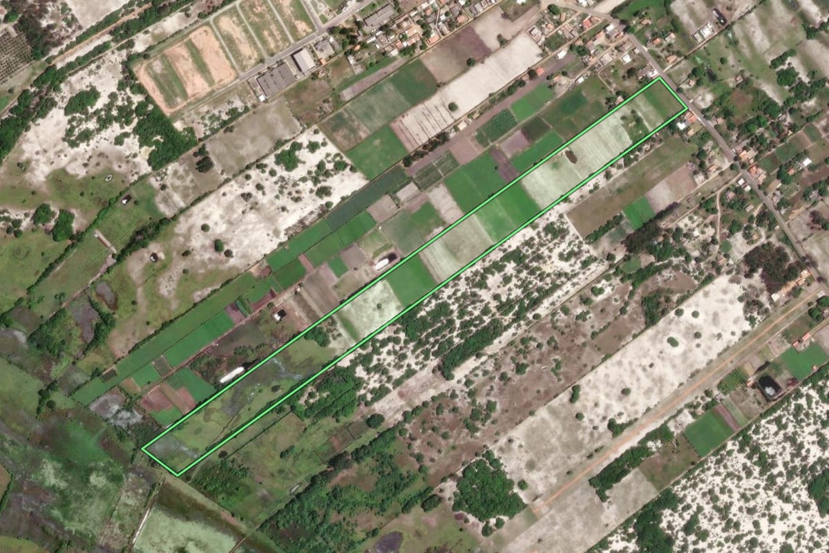 Imagem de satélite do imóvel rural em São João da Barra (RJ), com o contorno declarado no CAR desenhado por cima.