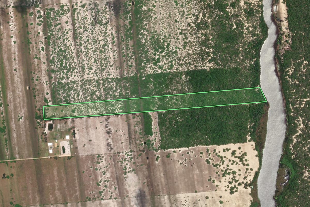 Imagem de satélite do imóvel rural em São João da Barra (RJ), com o contorno declarado no CAR desenhado por cima.