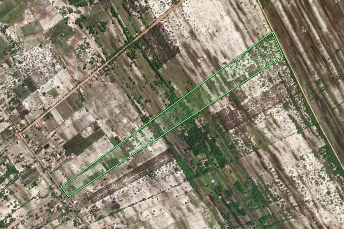 Imagem de satélite do imóvel rural em São João da Barra (RJ), com o contorno declarado no CAR desenhado por cima.