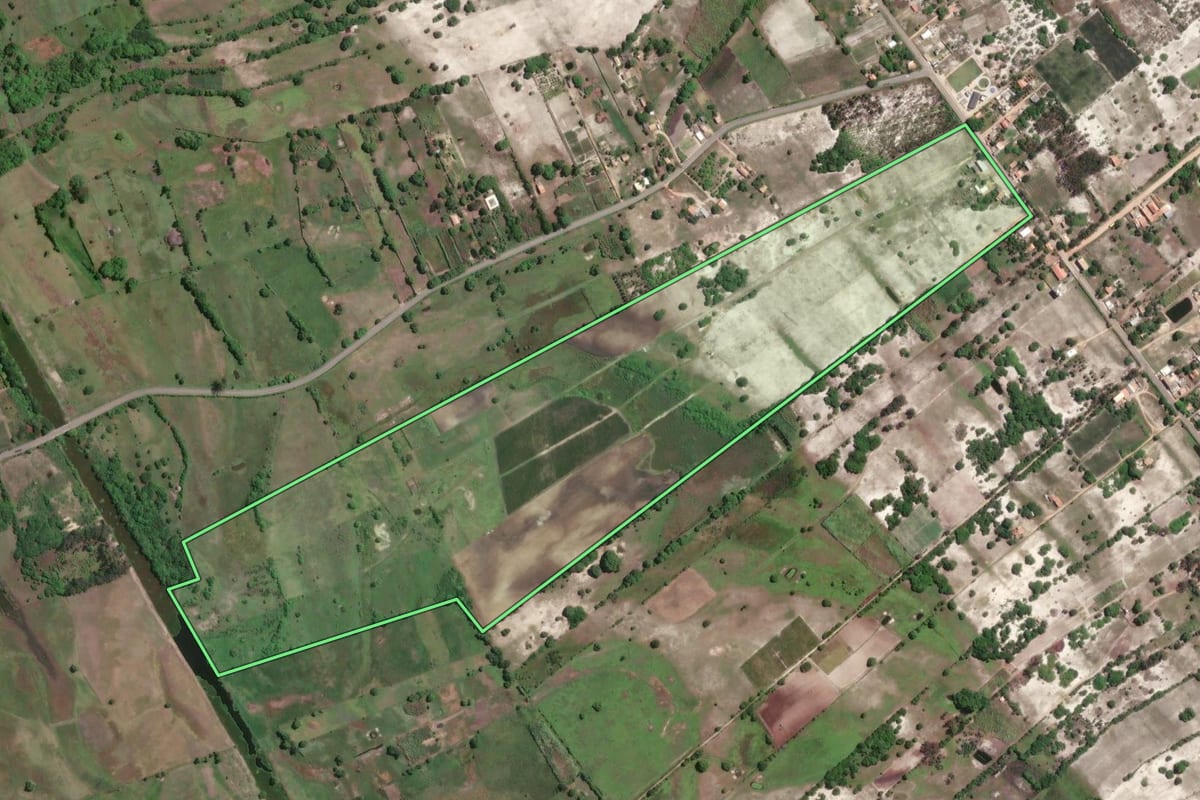 Imagem de satélite do imóvel rural em São João da Barra (RJ), com o contorno declarado no CAR desenhado por cima.
