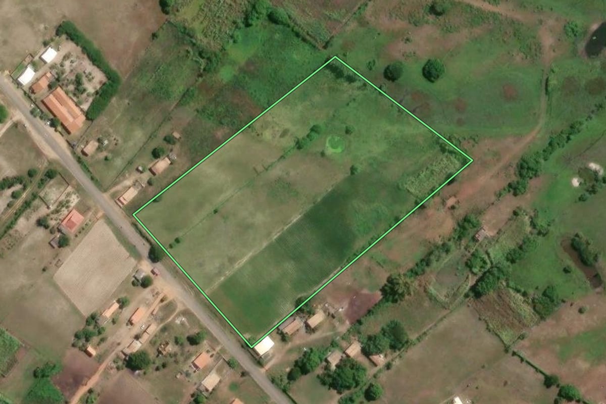 Imagem de satélite do imóvel rural em São João da Barra (RJ), com o contorno declarado no CAR desenhado por cima.