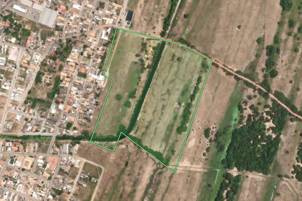 Imagem de satélite do imóvel rural em São João da Barra (RJ), com o contorno declarado no CAR desenhado por cima.