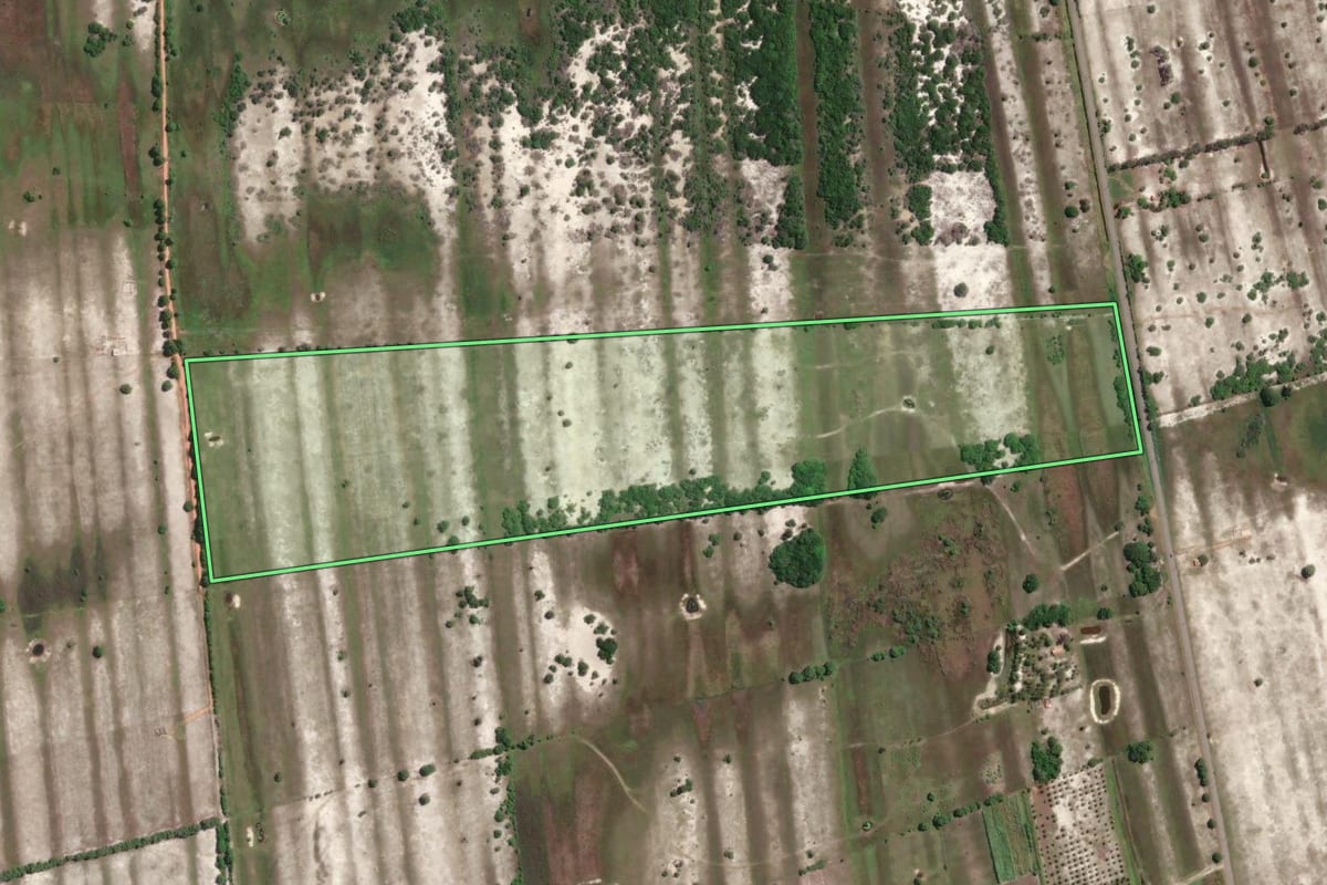 Imagem de satélite do imóvel rural em São João da Barra (RJ), com o contorno declarado no CAR desenhado por cima.
